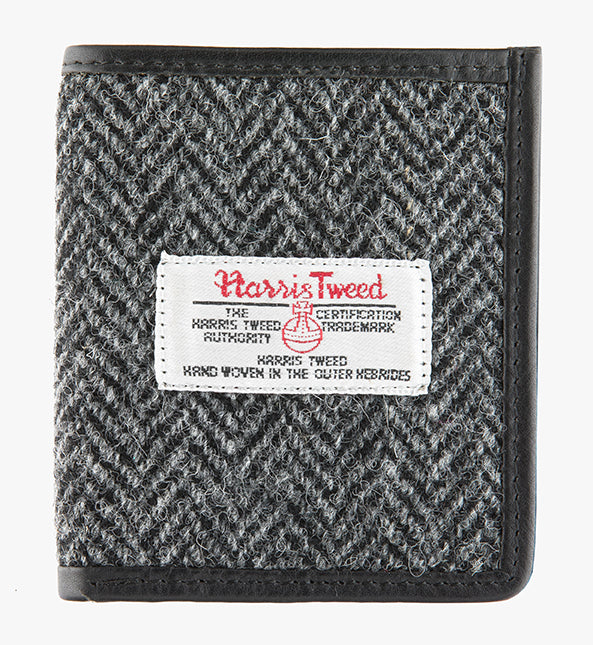 This is the front of the Harris Tweed card holder in charcoal herringbone, it is a grey and black small herringbone design.  It is complimented in black leather. This card and note holder has room for 6 cards and a slot to hold your banknotes. It has a rectangular Harris Tweed logo on the front.  