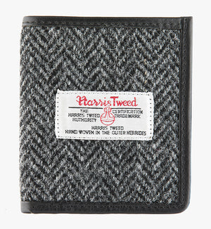 This is the front of the Harris Tweed card holder in charcoal herringbone, it is a grey and black small herringbone design.  It is complimented in black leather. This card and note holder has room for 6 cards and a slot to hold your banknotes. It has a rectangular Harris Tweed logo on the front.  