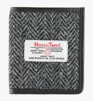 This is the front of the Harris Tweed card holder in charcoal herringbone, it is a grey and black small herringbone design.  It is complimented in black leather. This card and note holder has room for 6 cards and a slot to hold your banknotes. It has a rectangular Harris Tweed logo on the front.  