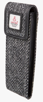 This is the side view of the Harris Tweed glasses case charcoal herringbone, it is a charcaol and black small herringbone design and is trimmed in black leather. You can see the side of the glasses case which is also black leather.