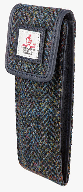 This is the side view of the Harris Tweed glasses case midnight blue, it is a navy and black small herringbone design with an overcheck in brown and a fine orange. You can see the side of the glasses case which is navy leather, this case is trimmed with navy leather all the way around.